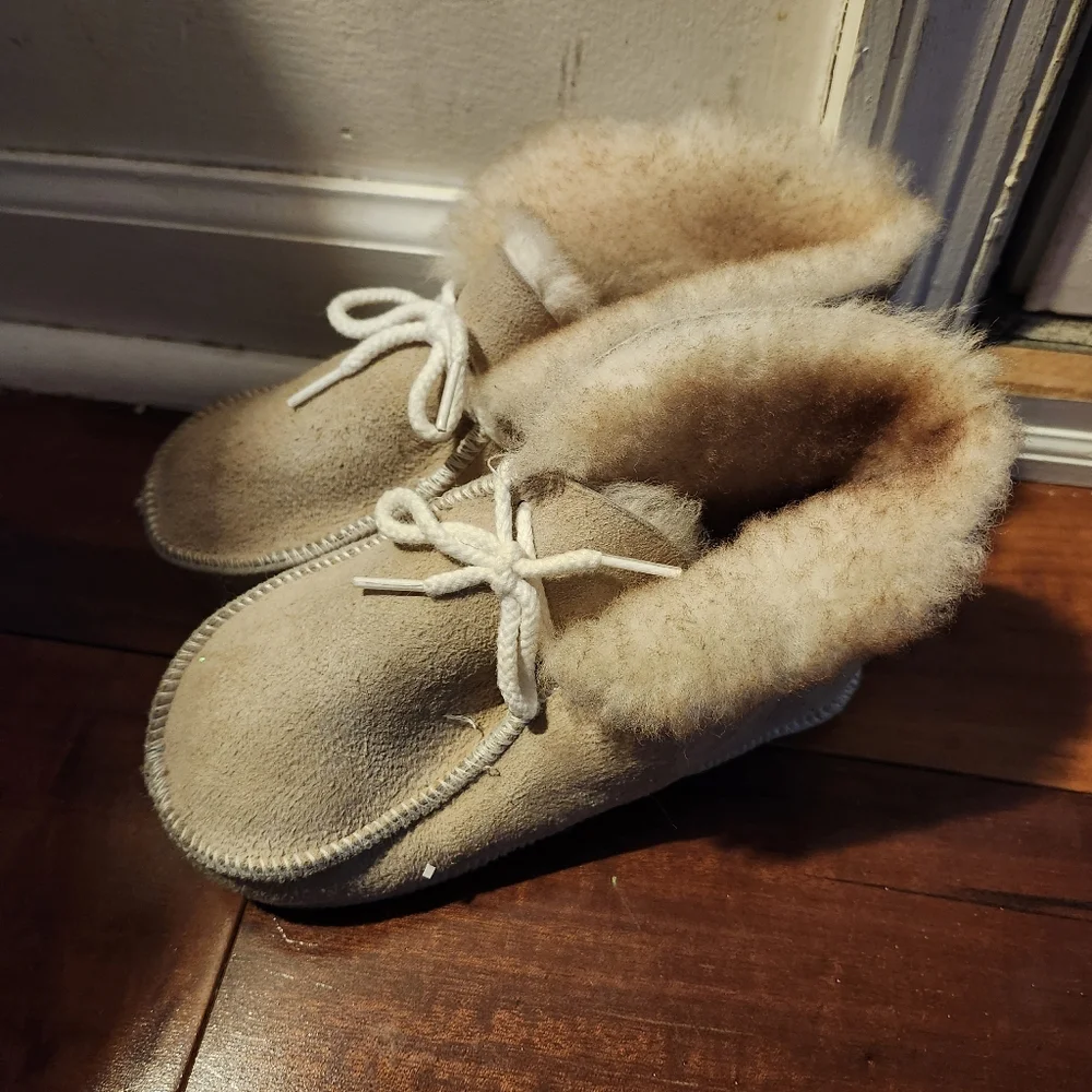 Cozy Kids Beige Shearling Booties Size 1.5 or 2 Measures 8 Inches